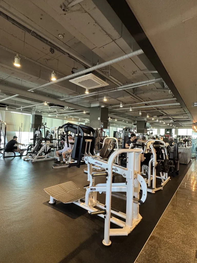 바디소나타 청라점 웨이트존, 창가로 빛이 들어오는 머신 구역